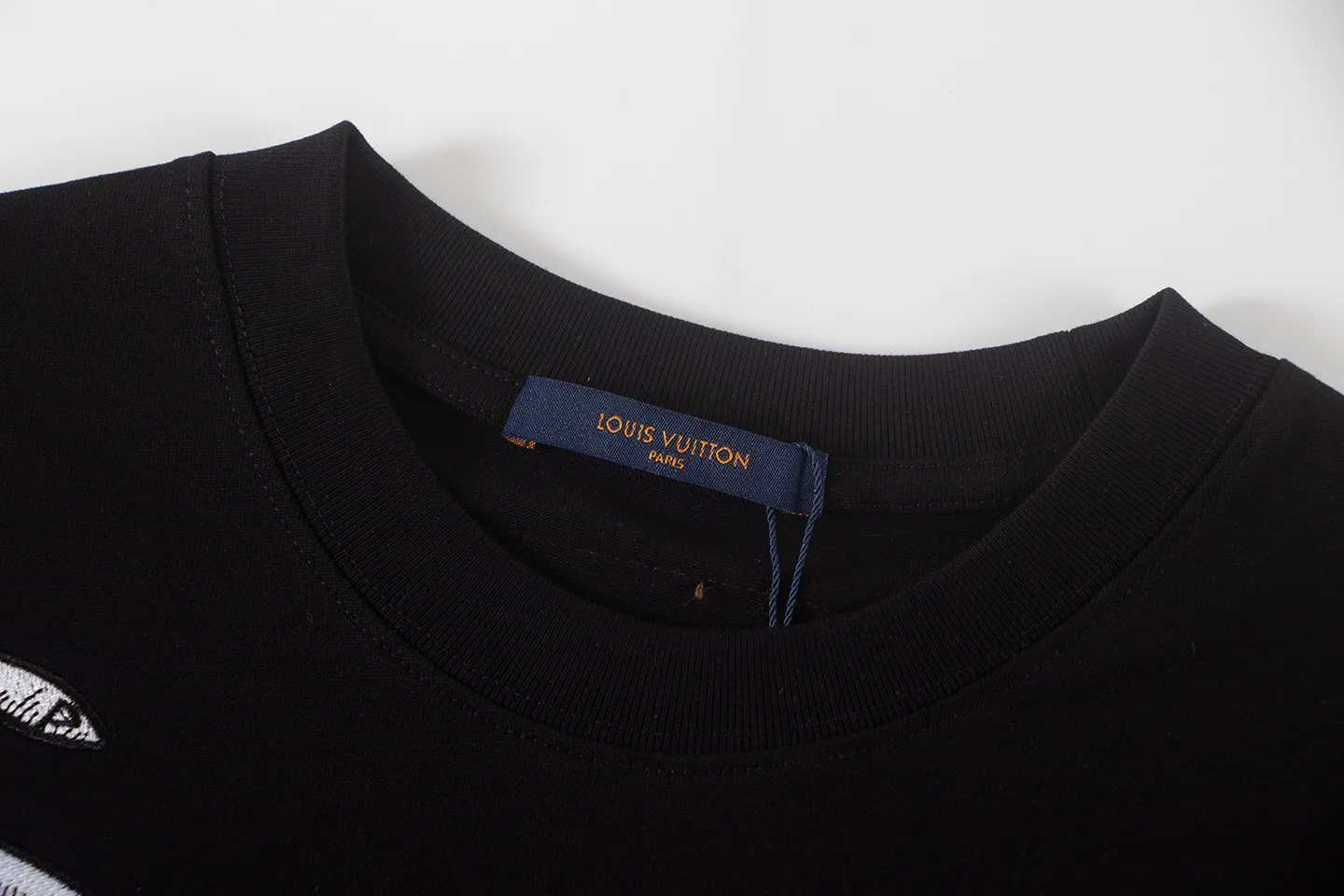 🅿️160 louis vuitto*2026 latest whitewash embroidered short-sleeved T-shirt Material: Made of high version 300g double yarn combed cotton Size: S M L XL Color: black and white Style number: W2809